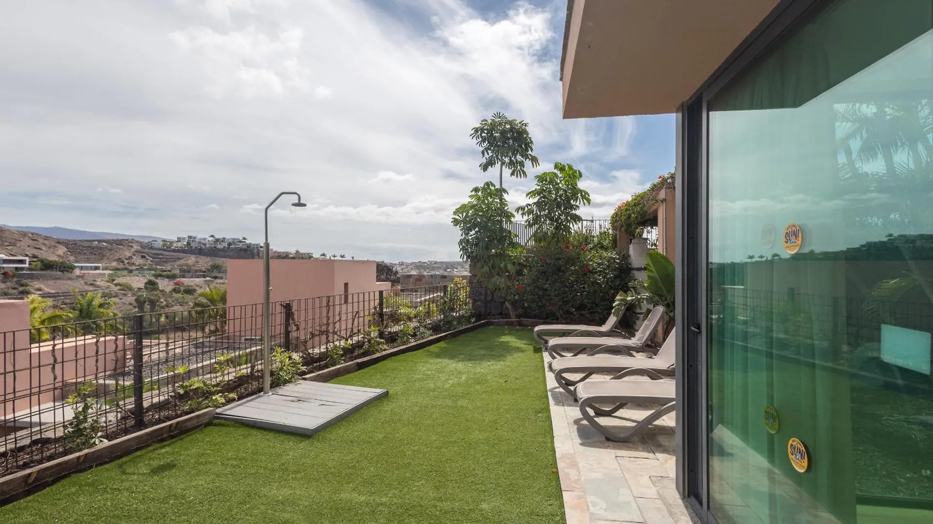 Lightbooking Salobre Los Lagos Piscina Privada San Bartolomé スペイン